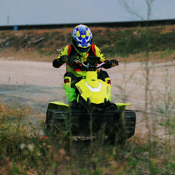 Sähkökäyttöinen kaksiraitainen Etv-8-moottorikelkka soveltuu off-road-ulkoaktiviteetteihin